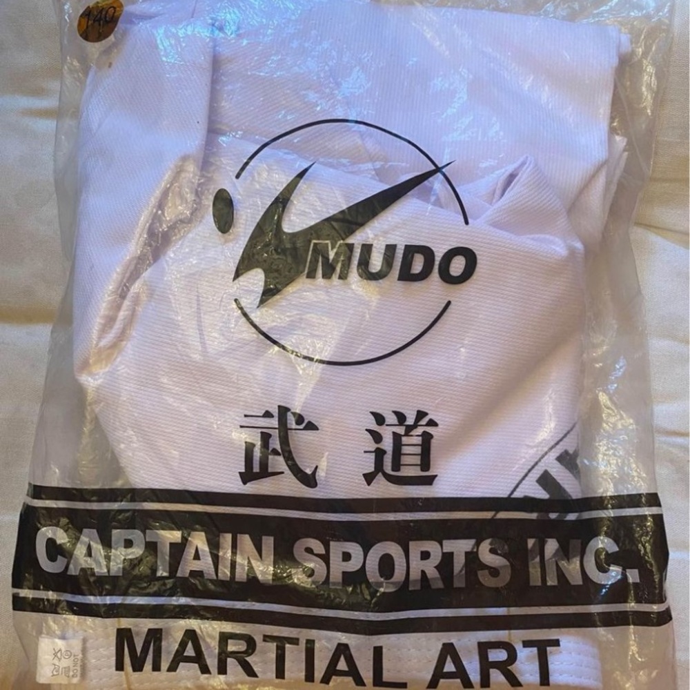 Captain Sports United Martial Arts Inc uniform size 0/140